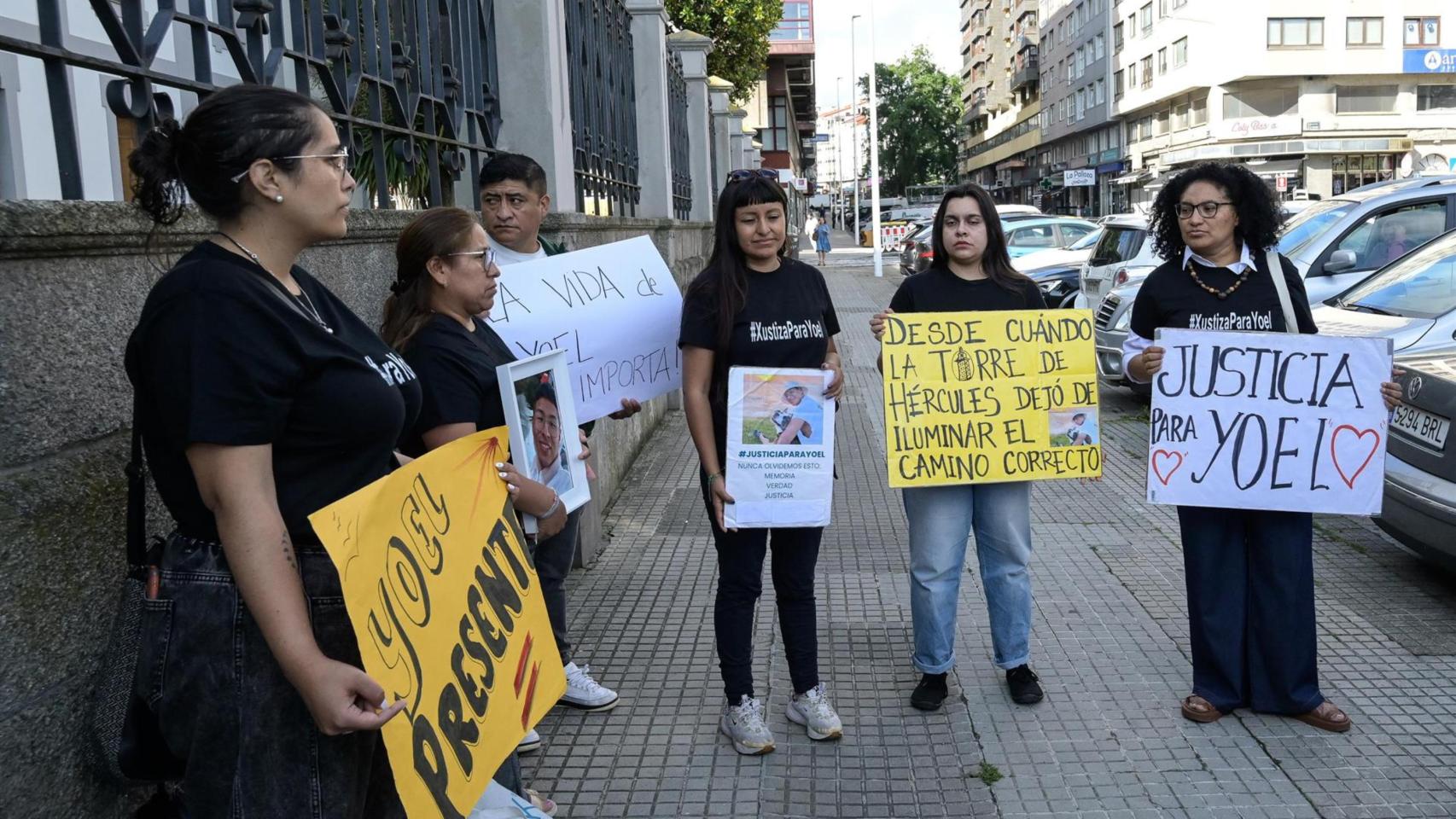 Amigos y familiares de Yoel Quispe frente a la Audiencia Provincial de A Coruña