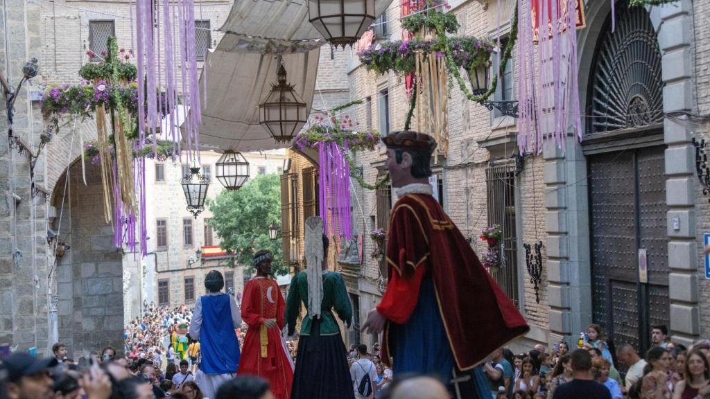 Los gigantones desfilando por las engalanadas calles de Toledo.
