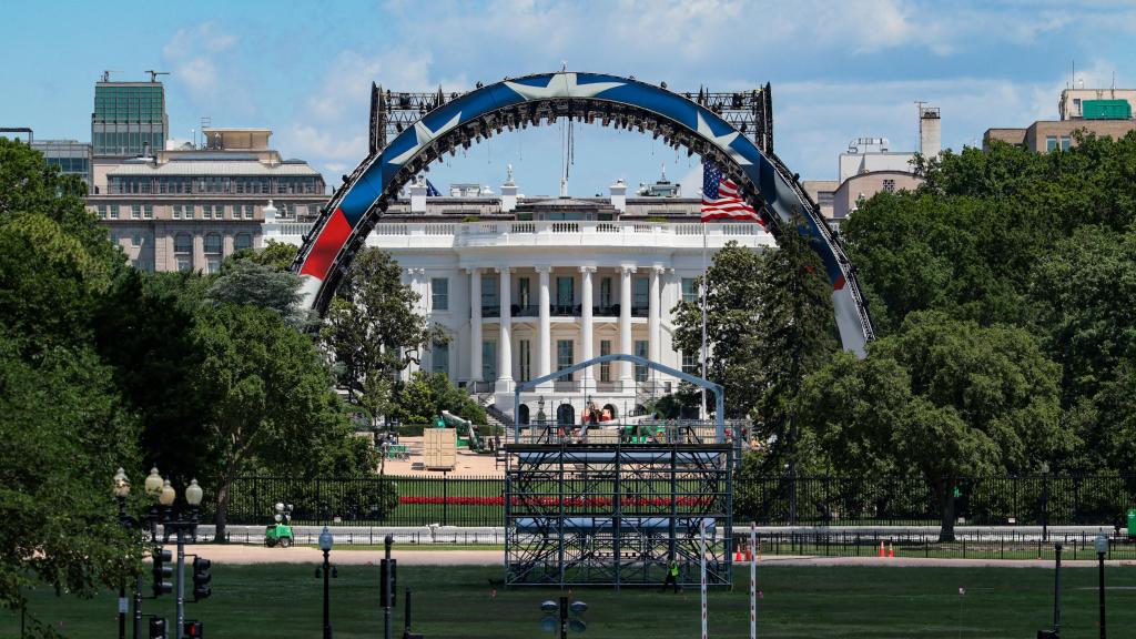 Obras de montaje del escenario en el que se celebrarán los combates de UFC Freedom 250.