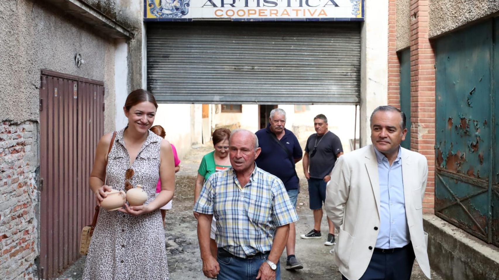 José Julián Gregorio visita el Alfar 'La Purísima'. 