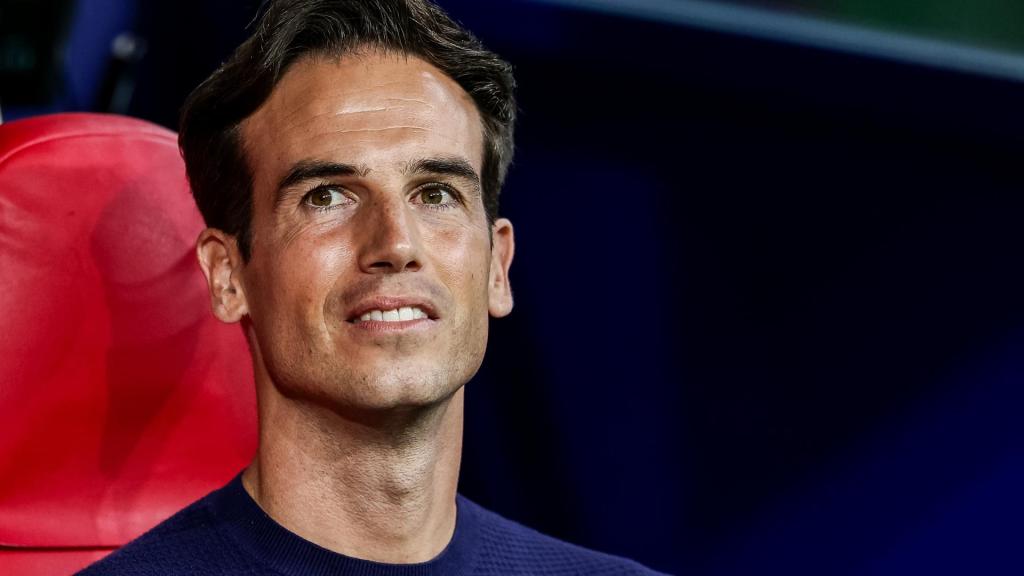 Iñigo Pérez, en el banquillo del Rayo Vallecano en la final de la Conference League.
