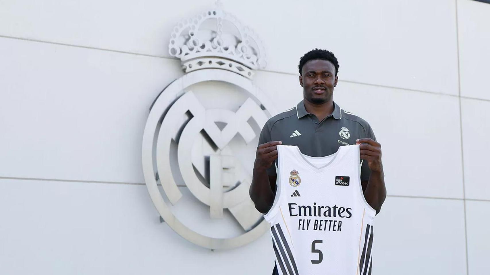 Mady Sissoko posa como nuevo jugador del Real Madrid.