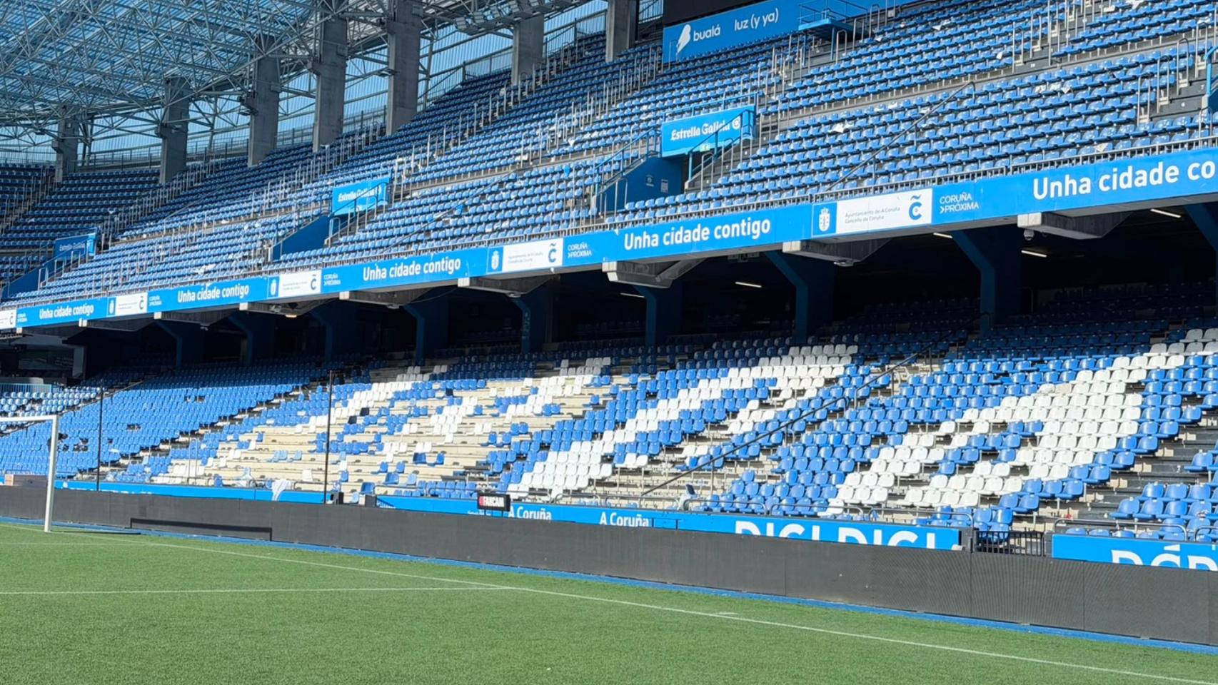 Así ha quedado Riazor tras la invasión de campo en la celebración del ascenso.