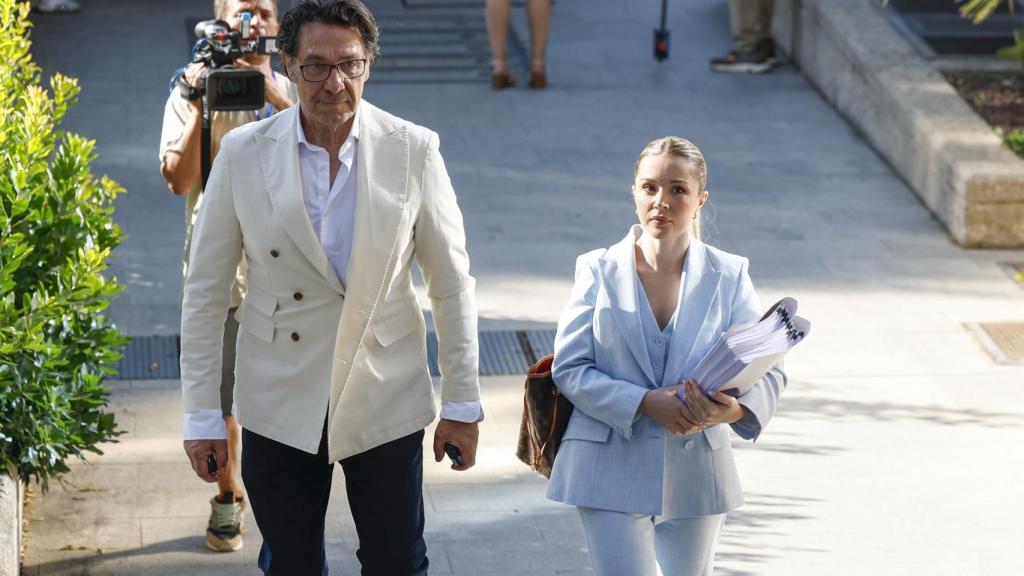 Luis Lorenzo con su abogado, este lunes, llegando a los juzgados.
