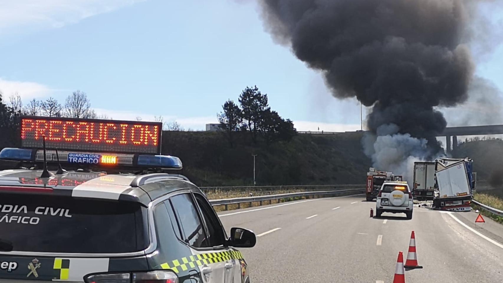 Imagen del incendio del camión.