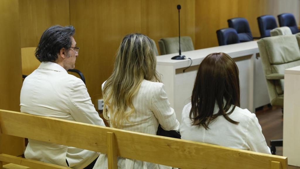 Luis Lorenzo, sentado con su esposa, Arancha Suárez Palomino.