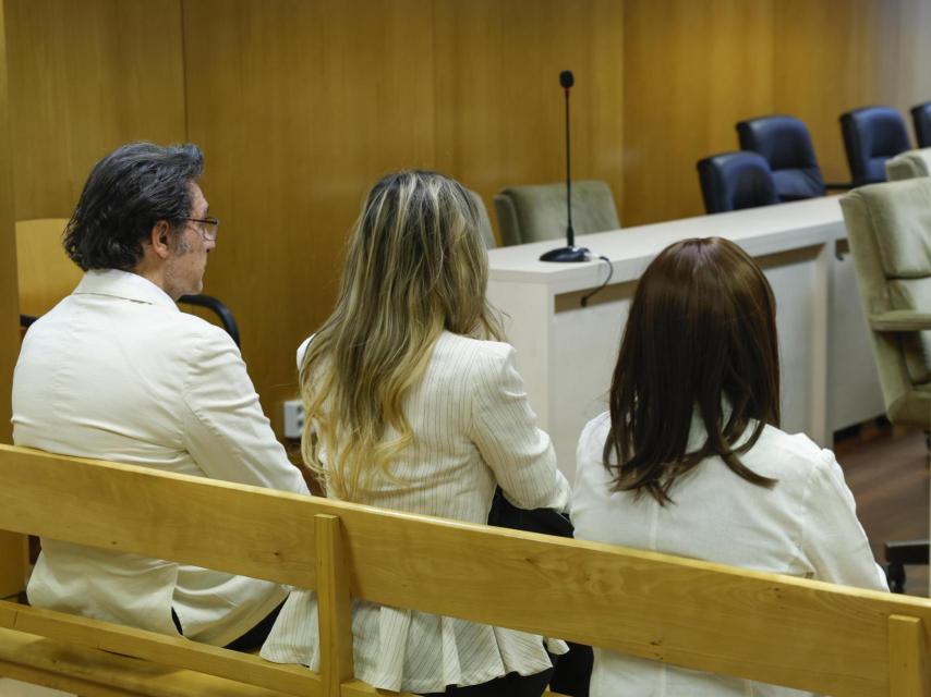 Luis Lorenzo, sentado con su esposa, Arancha Suárez Palomino.