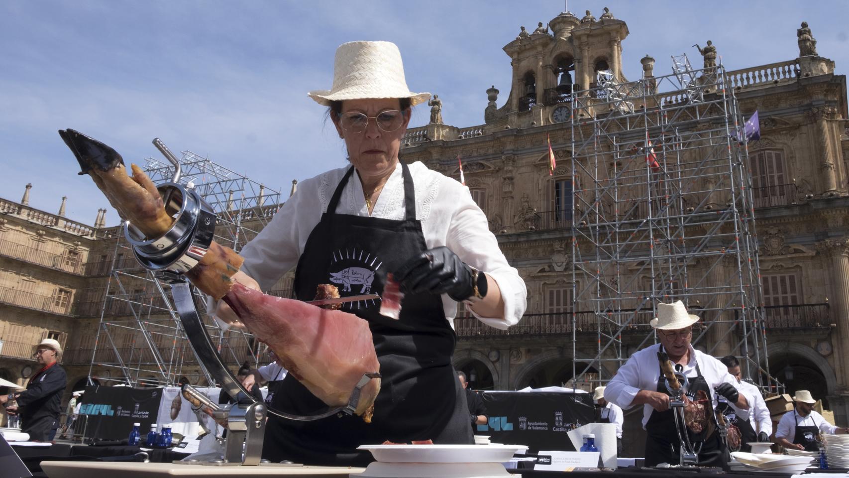 Un centenar de cortadores de jamón llena la Plaza Mayor este domingo como antesala del Foro Internacional del Ibérico