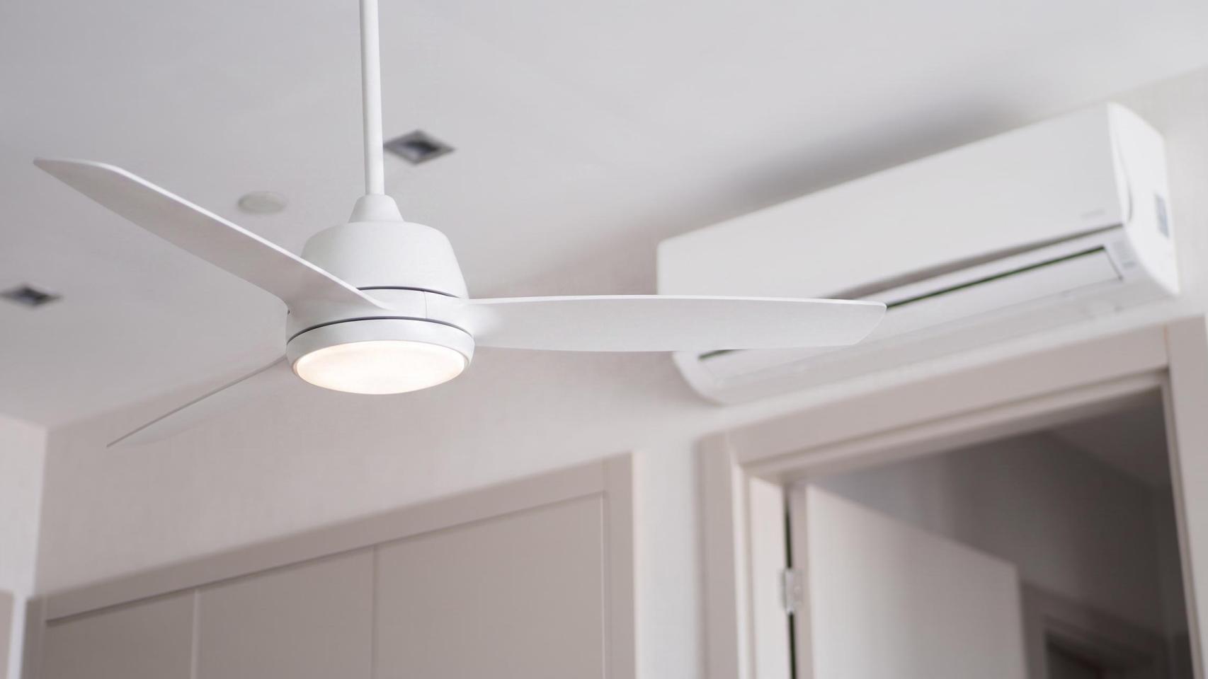 Imagen de un ventilador y un aire acondicionado en la misma habitación.