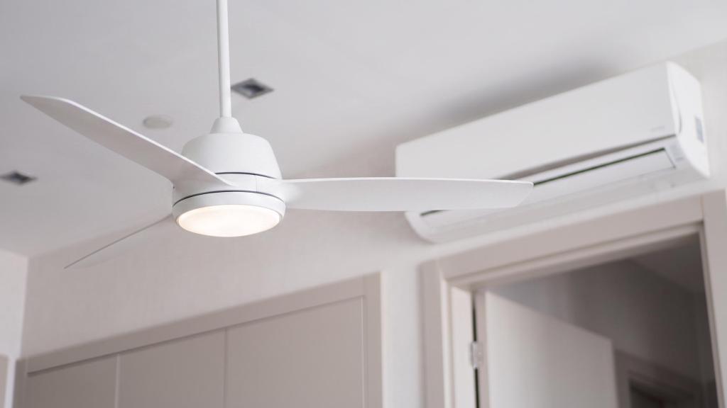Imagen de un ventilador y un aire acondicionado en la misma habitación.