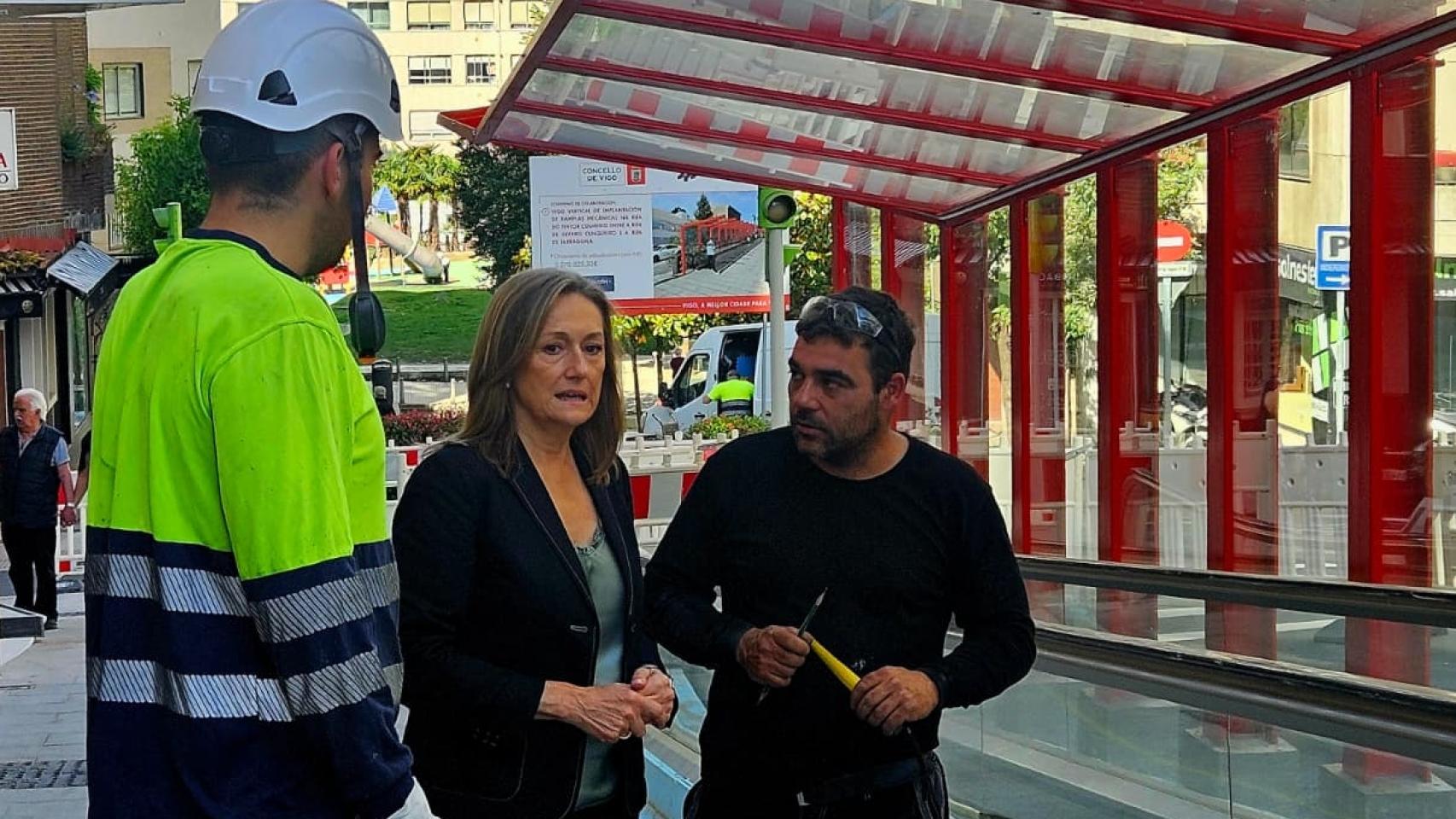 Luisa Sánchez supervisando las obras de Pintor Colmeiro