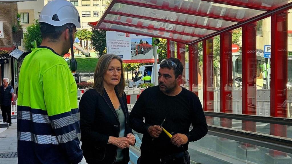 Luisa Sánchez supervisando las obras de Pintor Colmeiro