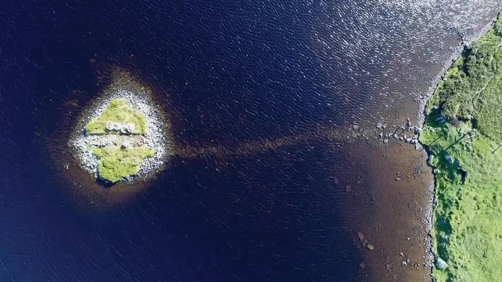 El crannog en el lago Bhorgastail, una isla artificial creada en el Neolítico.