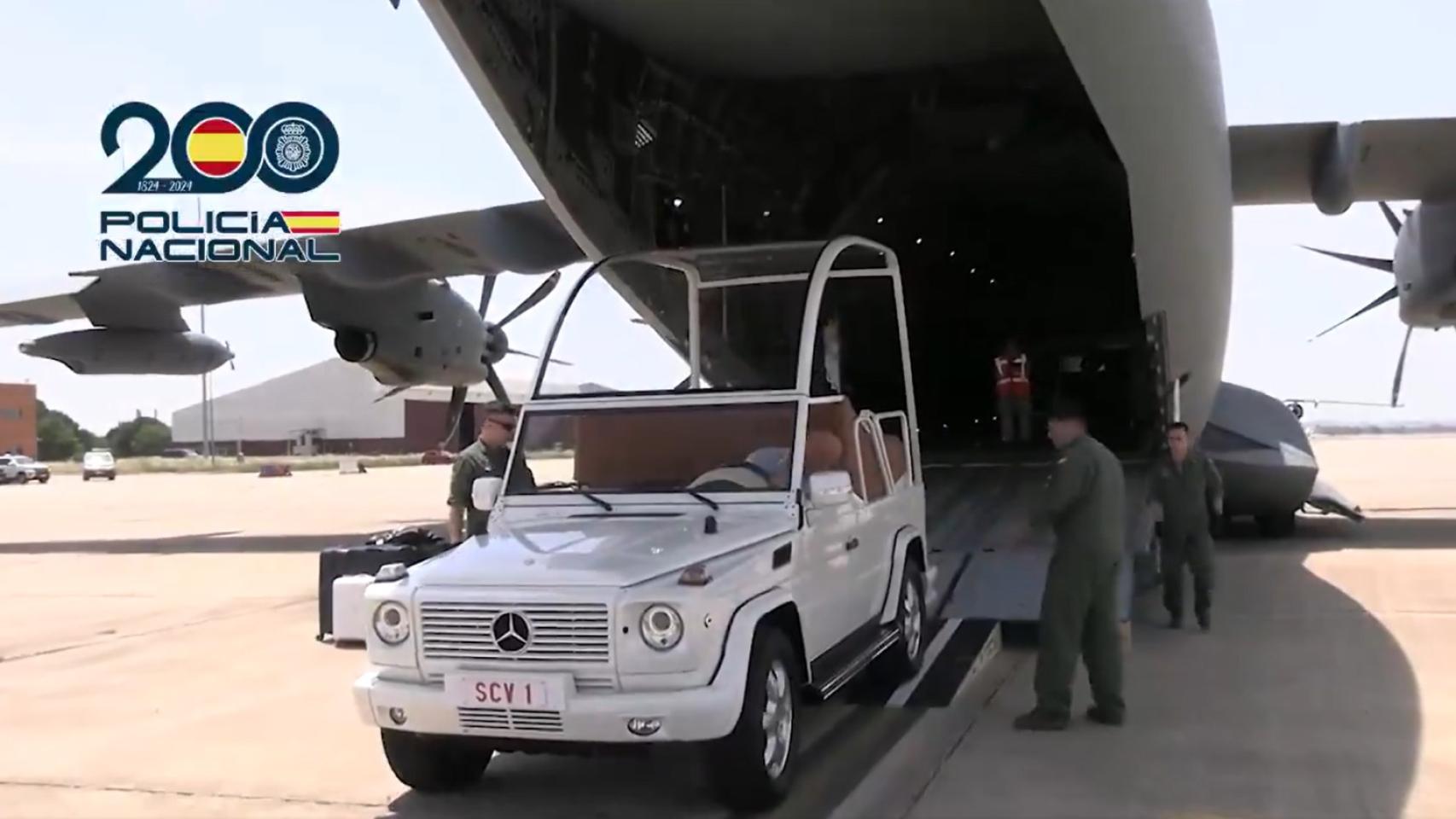 El papamóvil en una base militar.