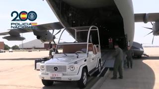 El papamóvil en una base militar.