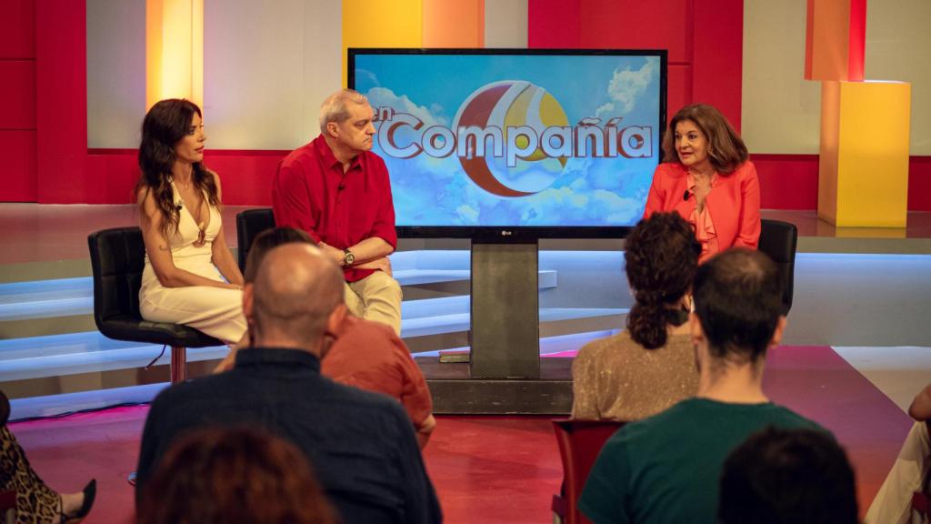 Ramon García y Gloria Santoro escuchan a Carmen Amores.