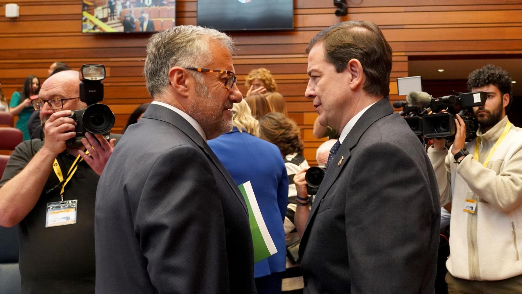 El portavoz de Vox, Carlos Pollán, y el presidente de la Junta en funciones, Alfonso Fernández Mañueco, durante la sesión constitutiva de las Cortes de Castilla y León, el pasado 14 de abril