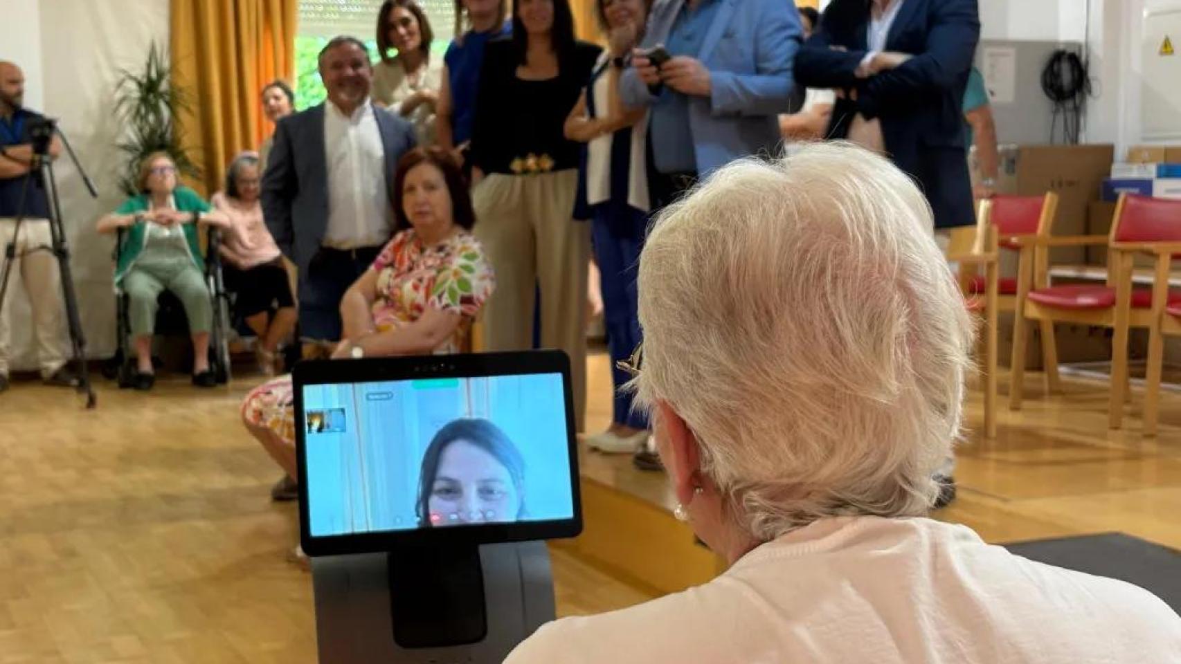 Una usuaria de la residencia albaceteña Núñez de Balboa interactúa con el robot Temi.