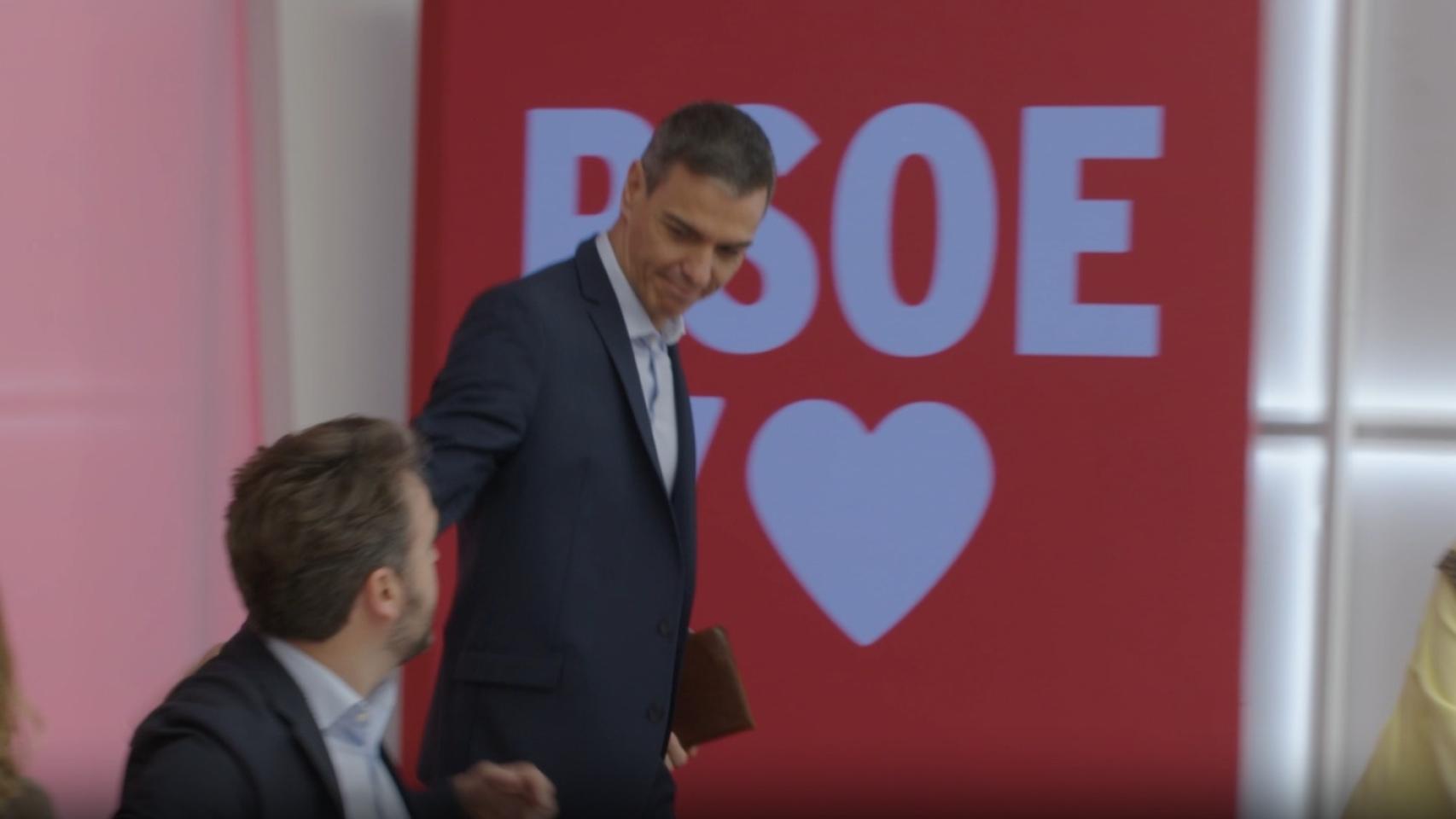 Pedro Sánchez saluda a Juanfran Serrano a su entrada a la Ejecutiva