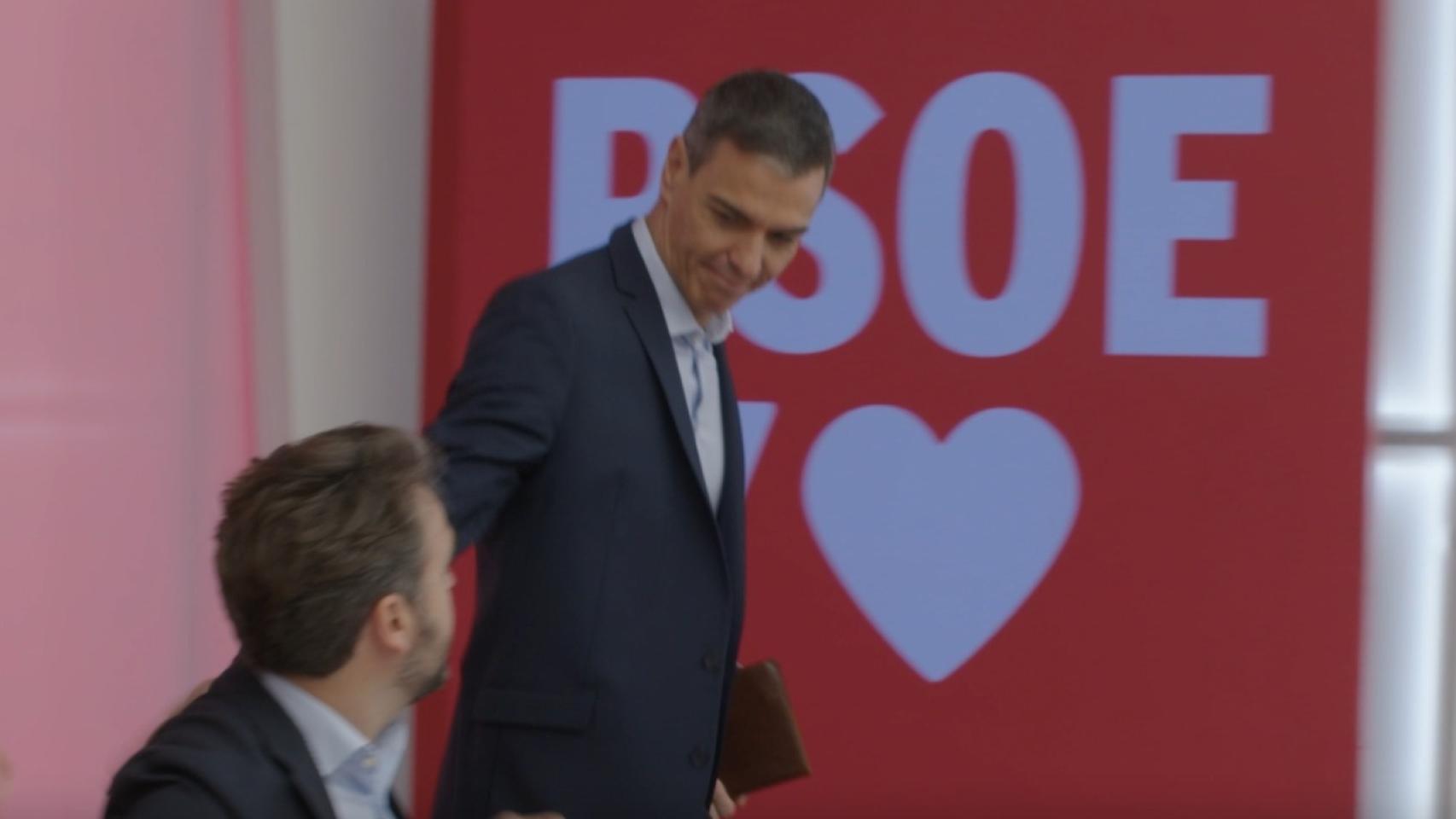 Pedro Sánchez saluda a Juanfran Serrano a su entrada a la Ejecutiva