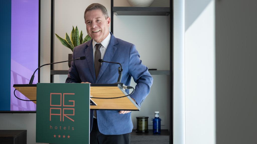 Emiliano García-Page durante la inauguración del 'Hotel Ogar' en Tomelloso.