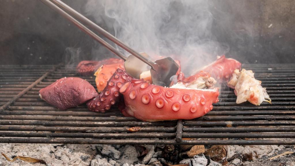 Imagen de un pulpo en una barbacoa.