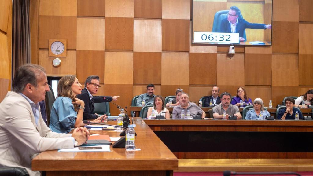El edil Víctor Serrano, junto a la alcaldesa, señalando a los concejales del PSOE en Zaragoza.