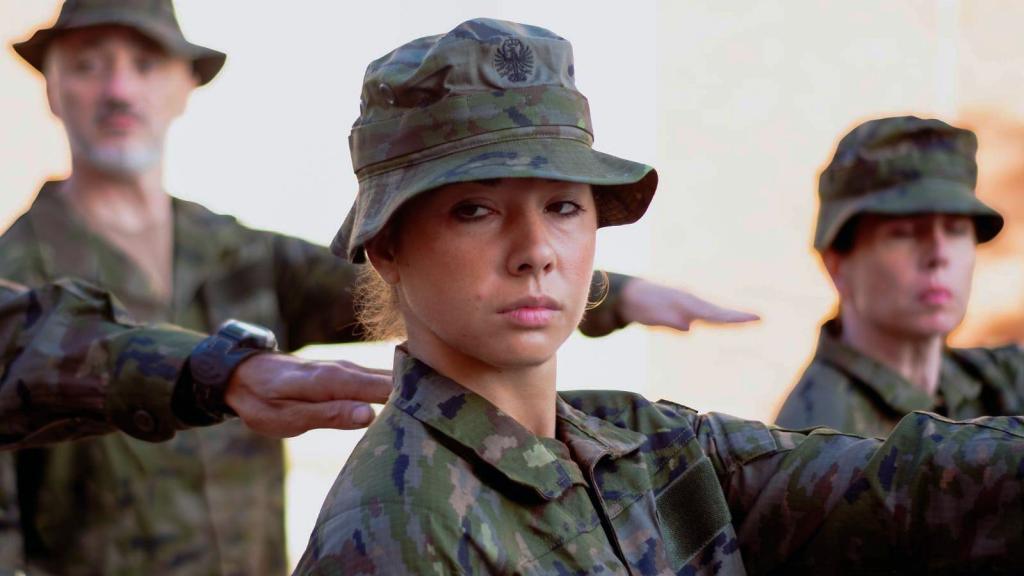 Una reservista voluntaria en medio de una actividad de formación militar en el CEFOT 2 de San Fernando, Cádiz.