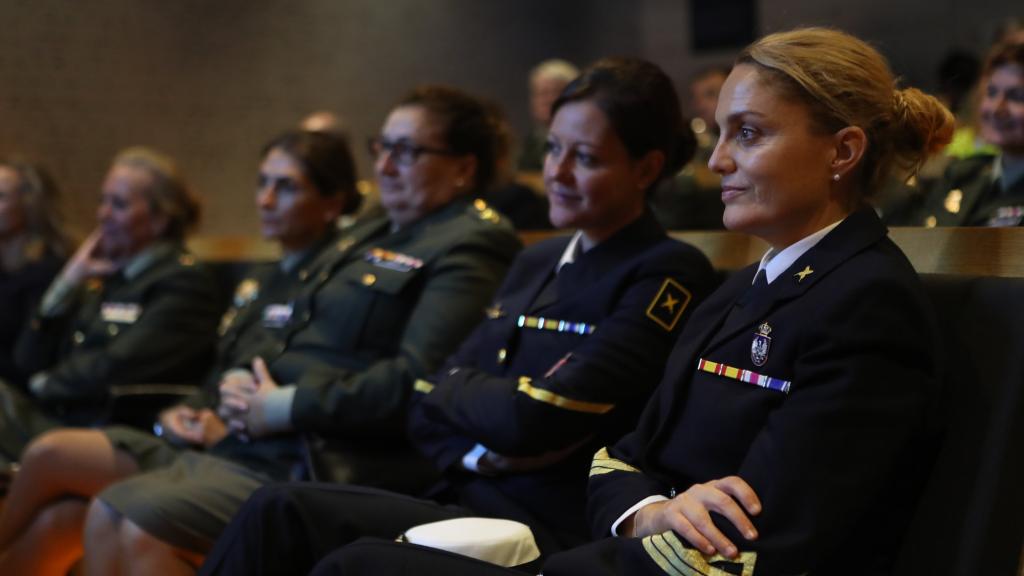 Varias profesionales con sus uniformes castrenses en un acto conmemorativo de la entrada de la mujer en las FAS.