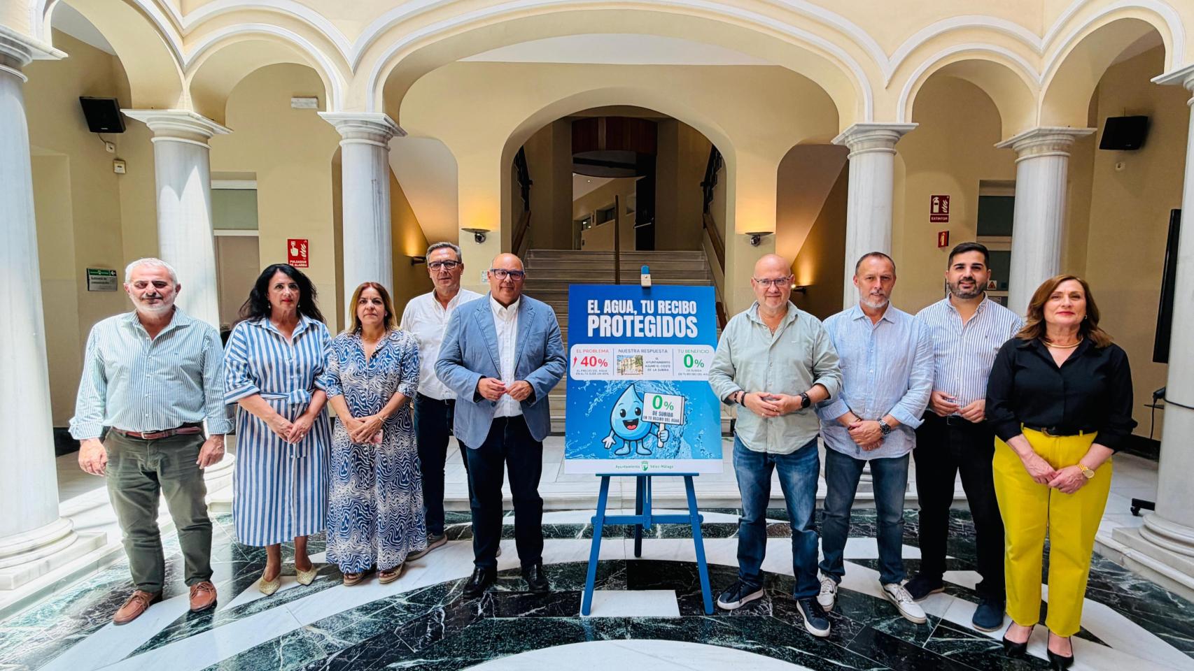 El alcalde de Vélez Málaga junto al resto del equipo de gobierno anunciando la tarifa del agua. 