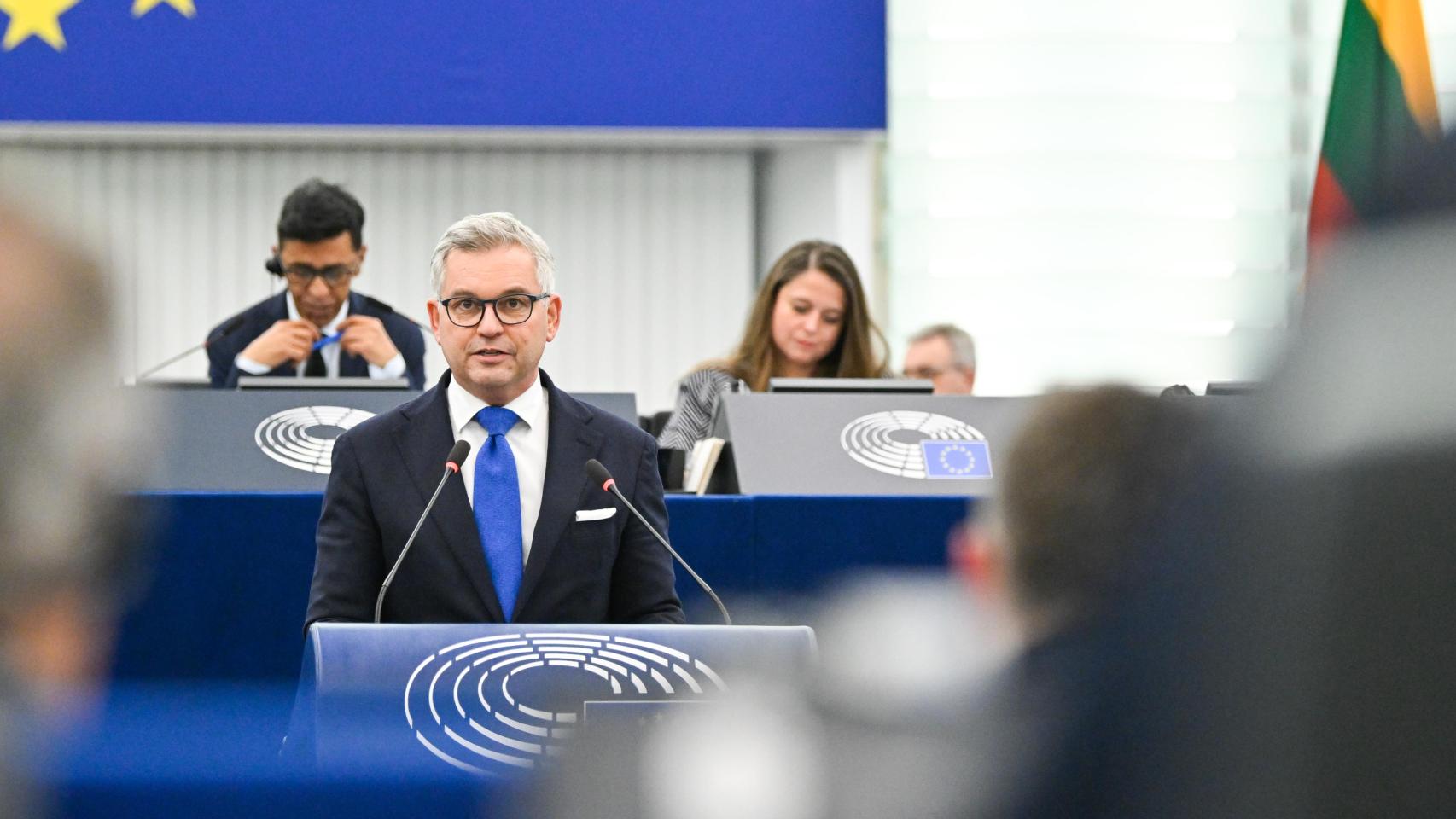 El comisario europeo de Interior, Magnus Brunner, durante su intervención ante el pleno de la Eurocámara sobre la regularización masiva en España