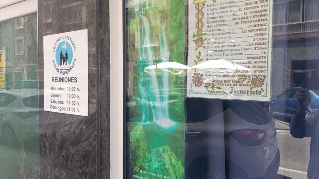 Ventanal de la sede de la Iglesia evangélica Nueva Esperanza de Palencia con el cartel