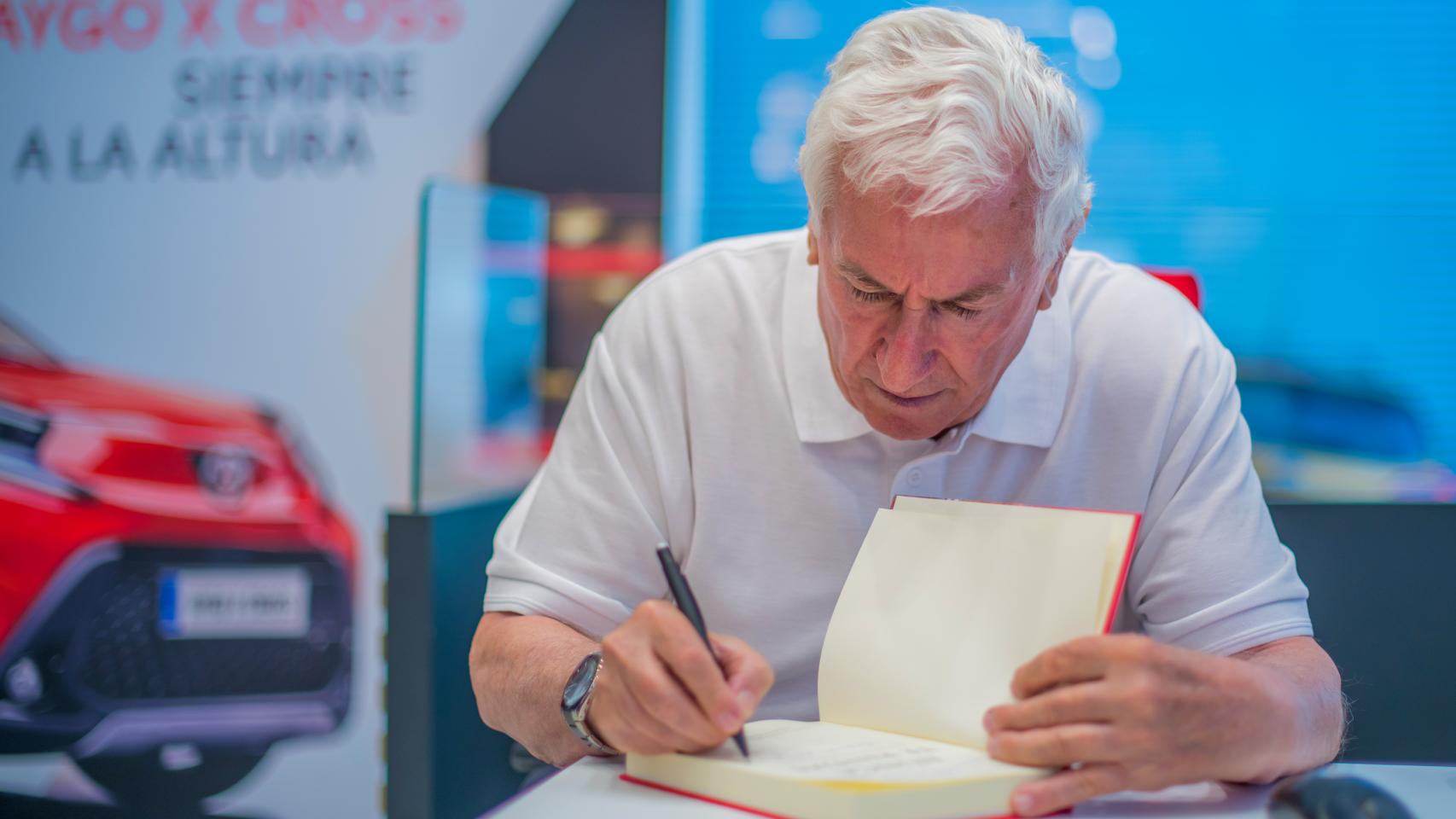 José Macías firmando su libro en el día de la presentación. 