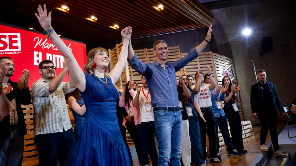 Pedro Sánchez, acompañado por la secretaria general de Juventudes Socialistas, Aránzazu Figueroa (i), durante la clausura del 27ª Congreso de JSE, este domingo en Madrid.