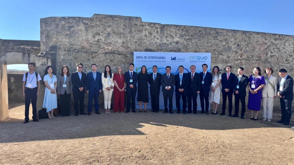 Foto de familia de autoridades y ponentes del foro.