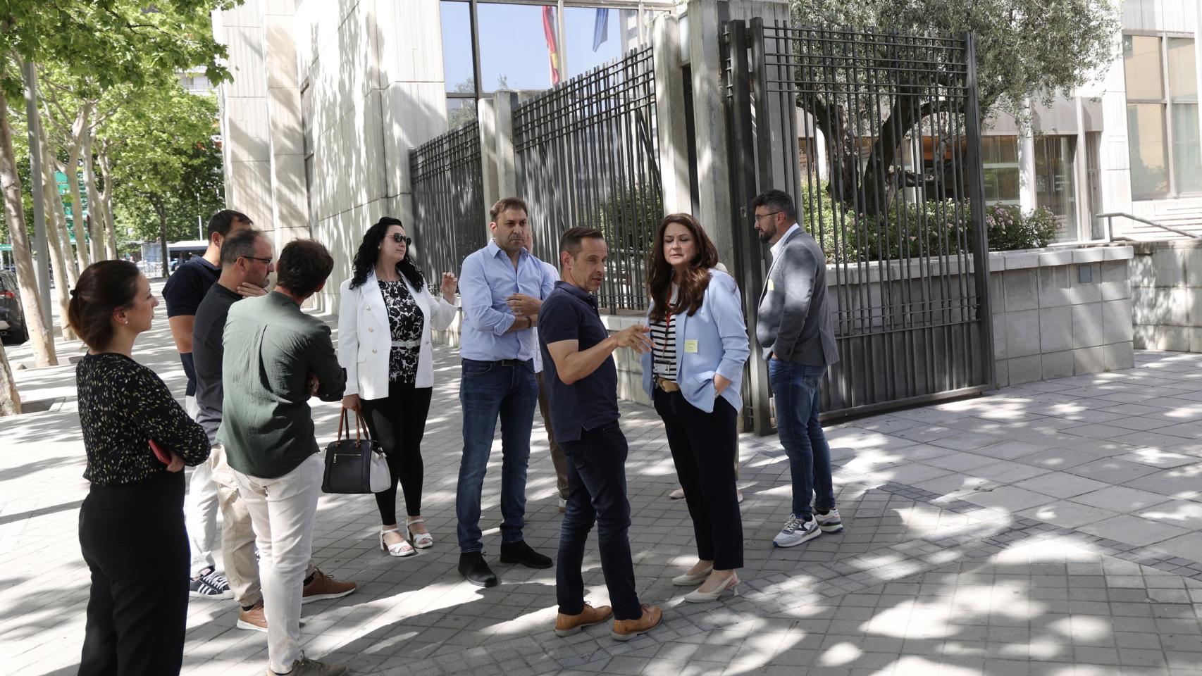 Representantes sindicales de Renault Valladolid a su llegada al ministerio de Industria, antes de una reunión con el ministro el pasado 26 de mayo.