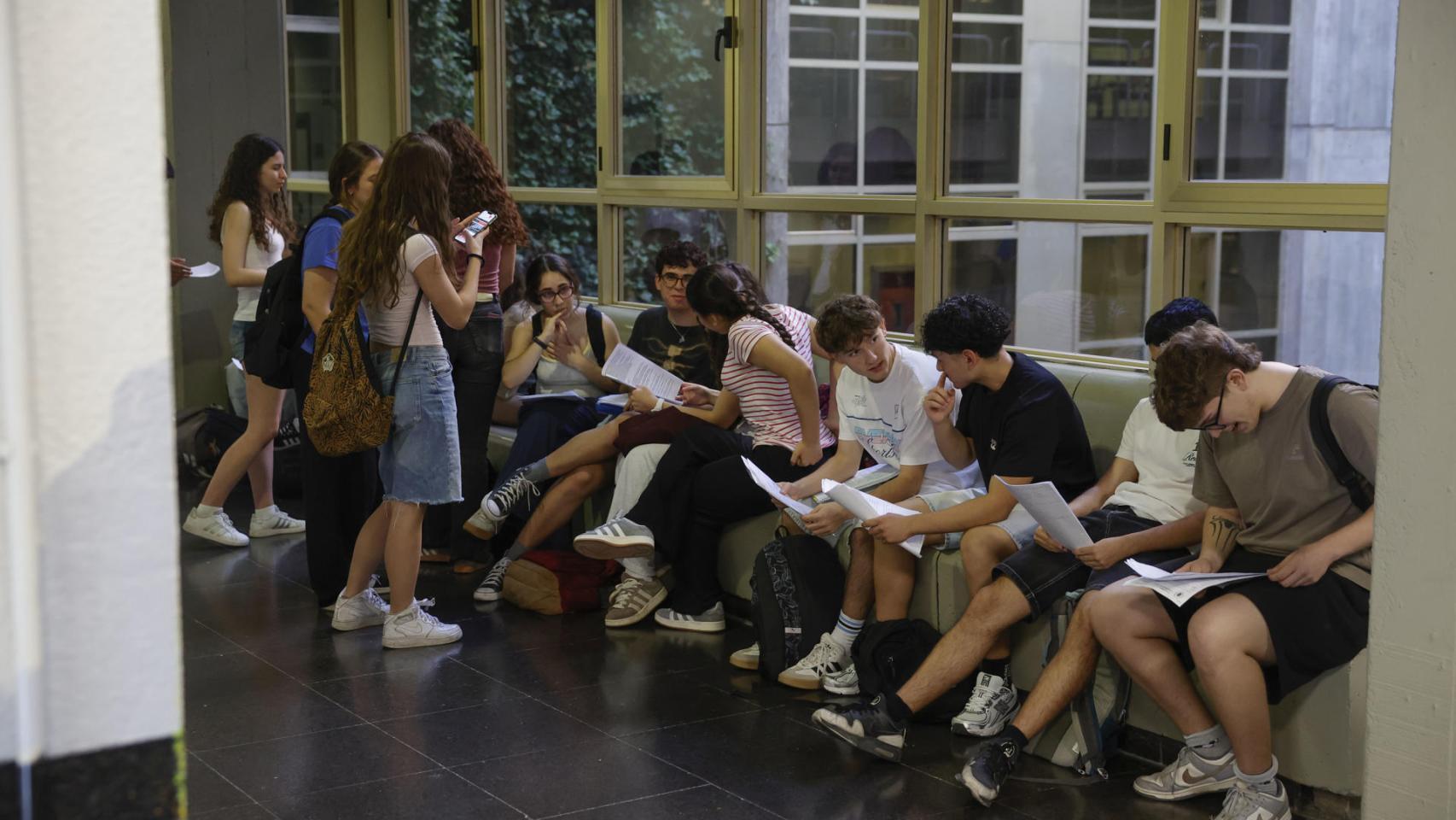 Jóvenes repasan el examen durante la PAU. 