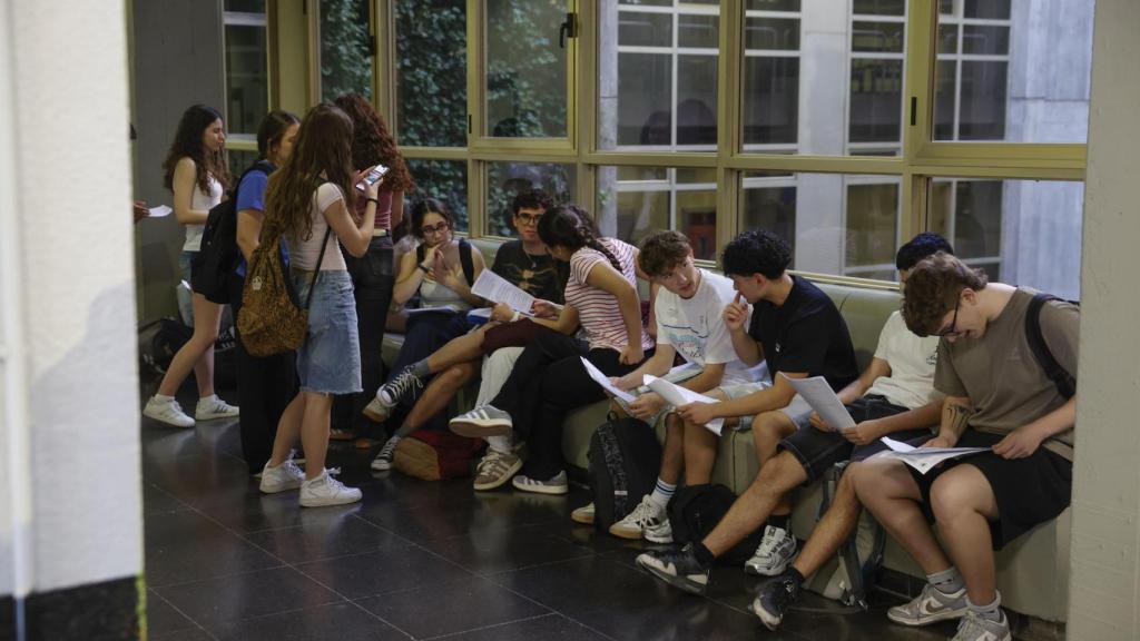 Jóvenes repasan el examen durante la PAU. 
