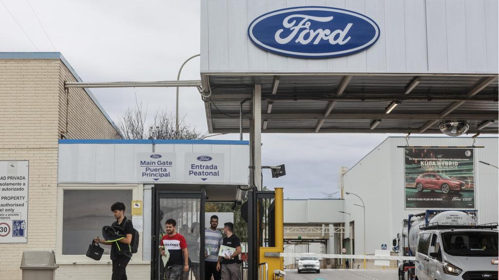 Varios trabajadores en la fábrica de Ford, a 12 de junio de 2024, en Almussafes, Valencia. Europa Press / Rober Solsona