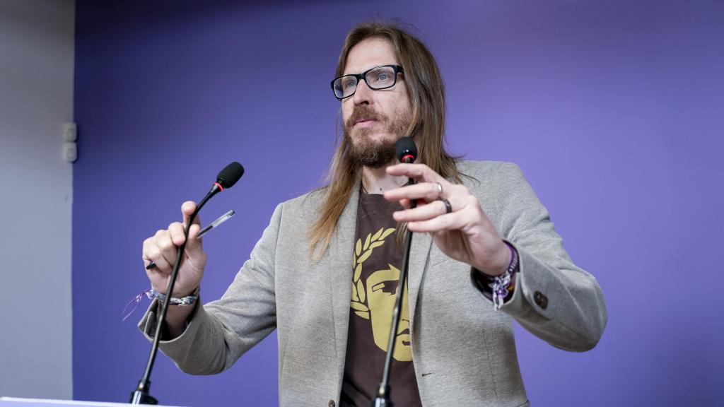 Pablo Fernández, portavoz de Podemos, ante los medios de comunicación en la sede del partido.