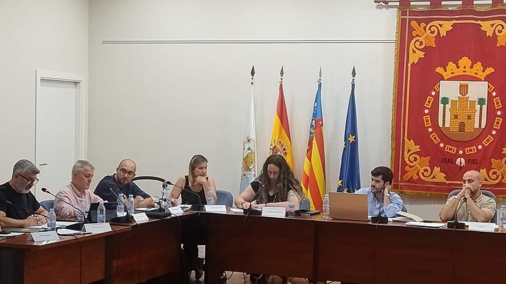 A la izquierda, el portavoz de Vox, Rafa Náñez; en el vértice de la mesa la concejal de IU, Maribel de las Nieves; y a la derecha el alcalde Juanjo Hernández, ayer en el pleno de Monforte del Cid.
