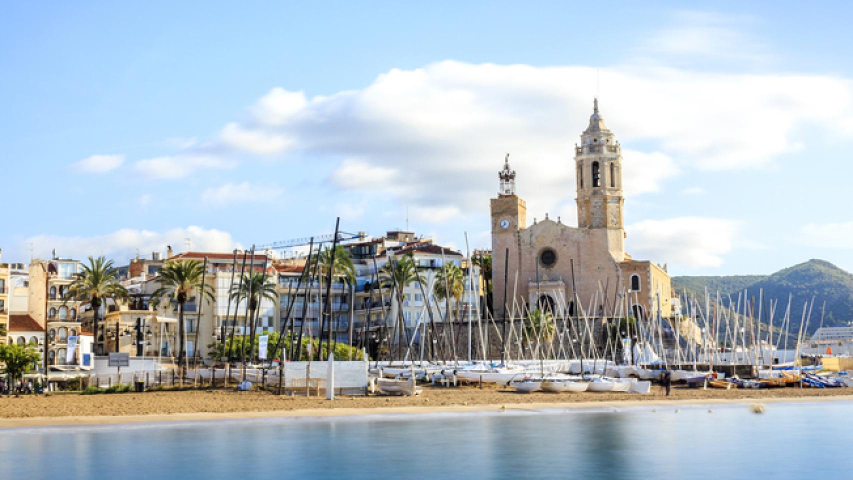 Sitges y su iglesia de San Bartolomé y Santa Tecla.