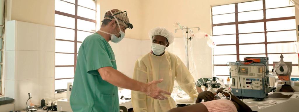 Pedro Cavadas en un quirófano en 'Operación África'.