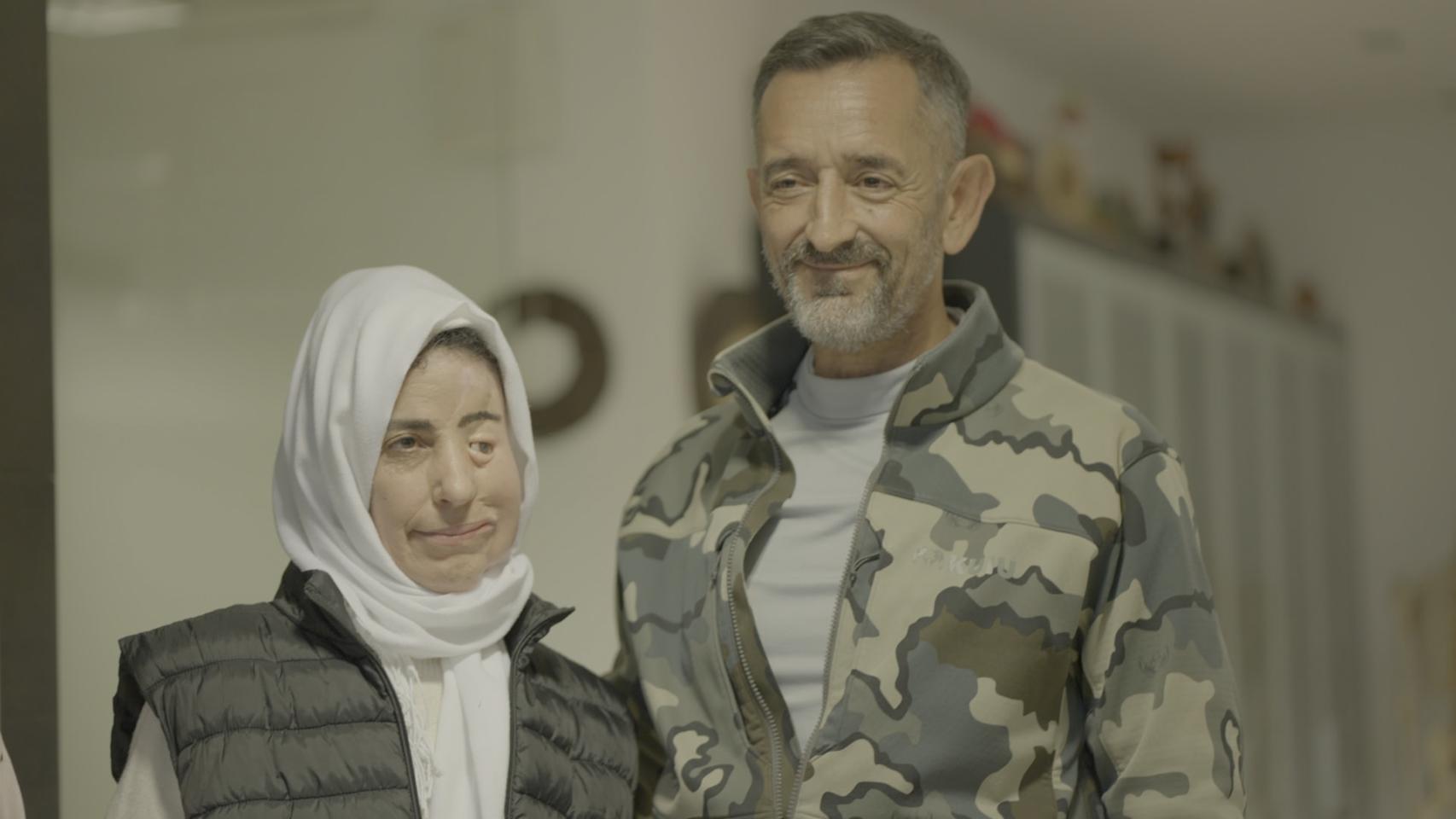 El cirujano Pedro Cavadas con una de las protagonistas de la nueva docuserie de RTVE 'Operación África'.