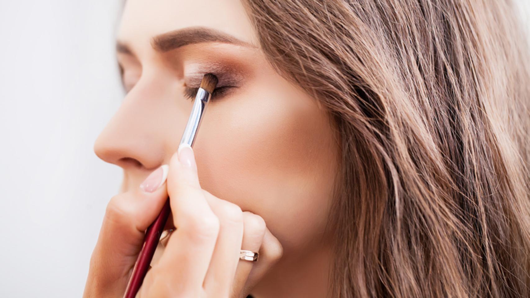 Maquilladora trabajando con sombras de ojos.