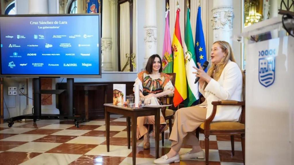 Cruz Sánchez de Lara junto a Luz Gabás en la presentación de 'Las gobernadoras' en Málaga, durante la Semana del Liderazgo Femenino 2026.