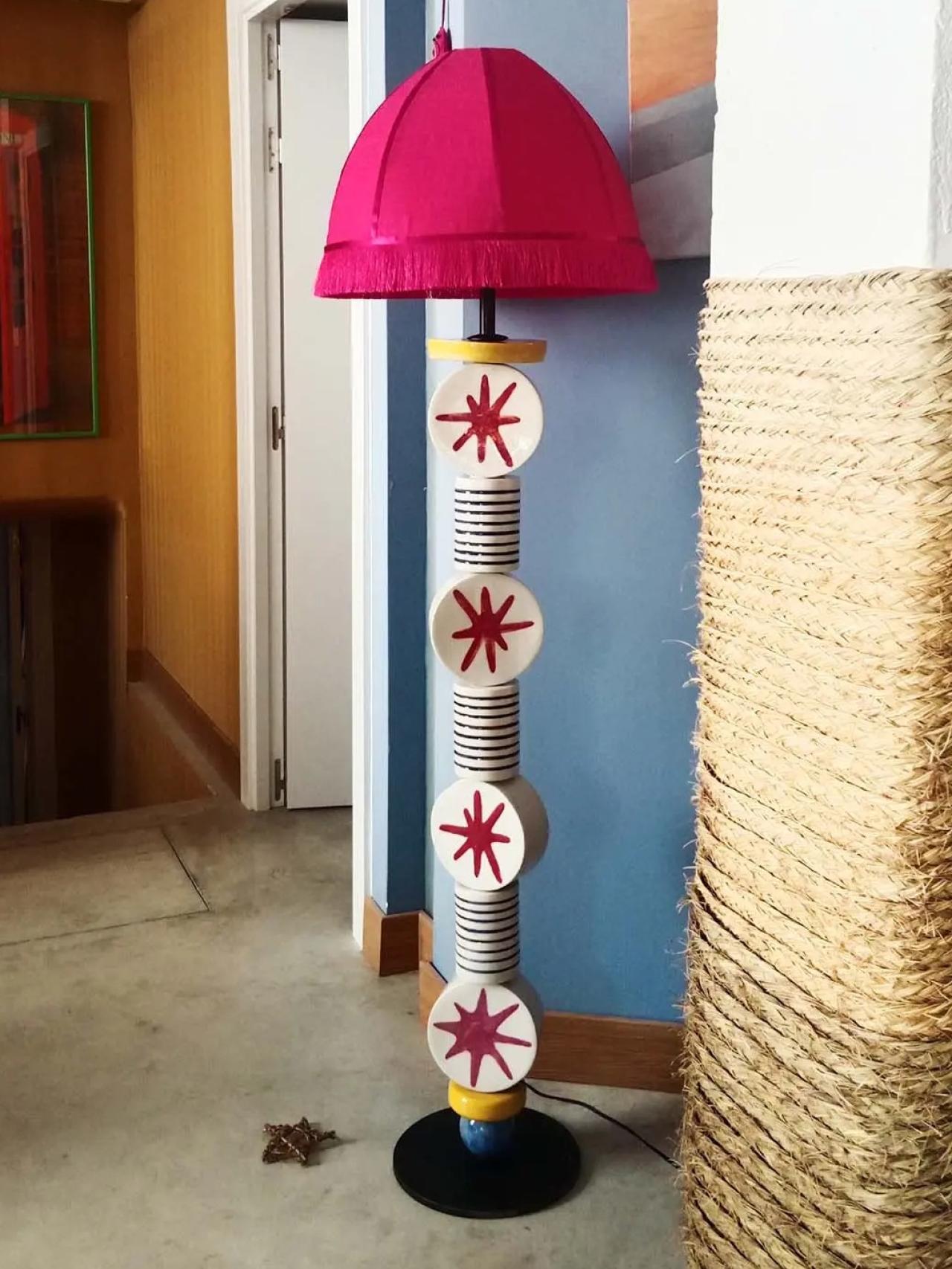 Lámpara de pie modelo Miró, firmado por Bsabina. Su precio es de 440 €.