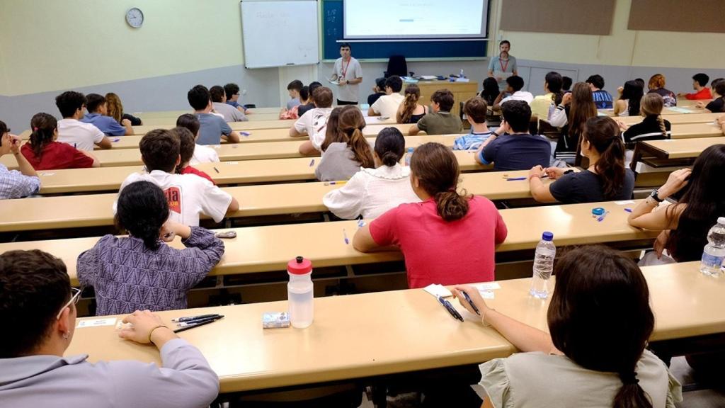Alumnos en 2025 realizando la Selectividad en un aula de la US. 