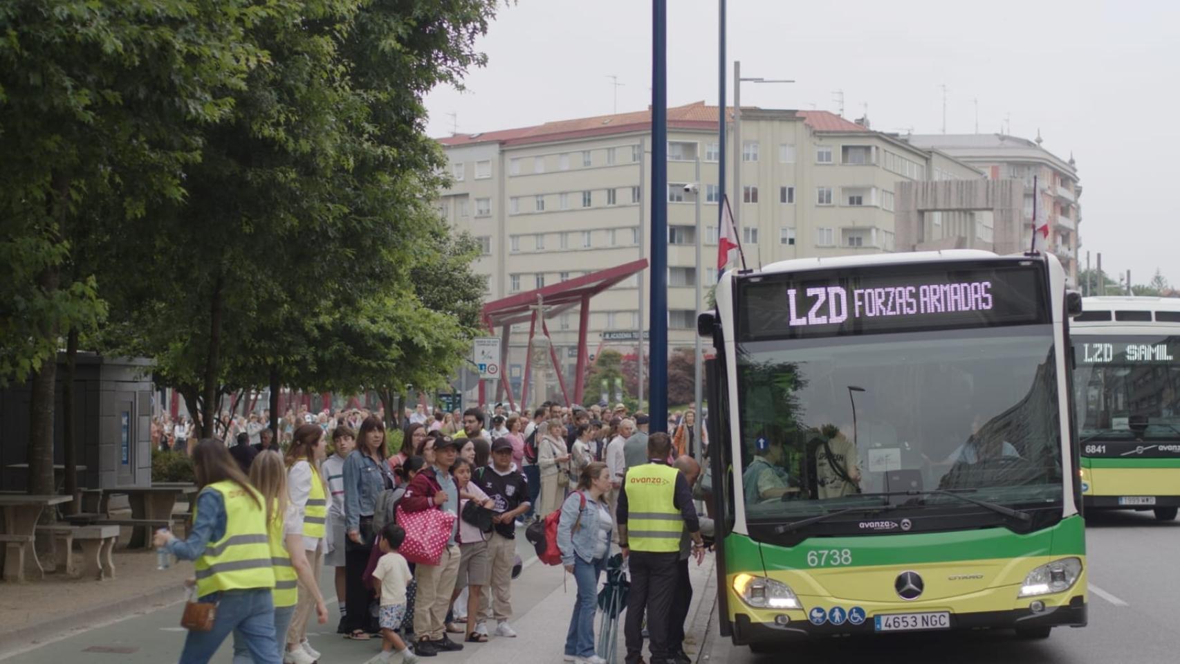 Servicio especial de Vitrasa para trasladar a los ciudadanos a los actos por el Día de las Fuerzas Armadas. 