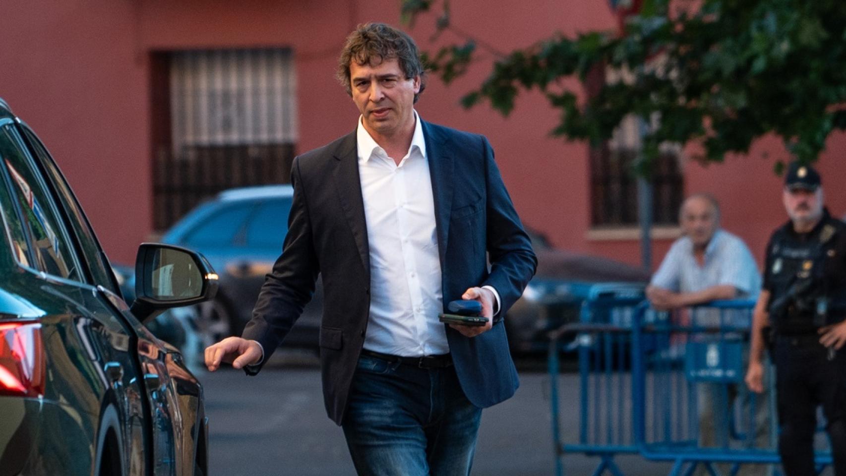El hermano de Pedro Sánchez, David Sánchez, este lunes a su salida del juicio en la Audiencia de Badajoz.
